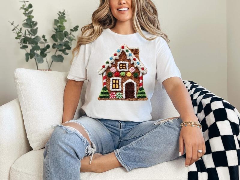 #383 Faux Latch Hook Yarn Embroidery Gingerbread House Shirt Shirt Print T-Shirts