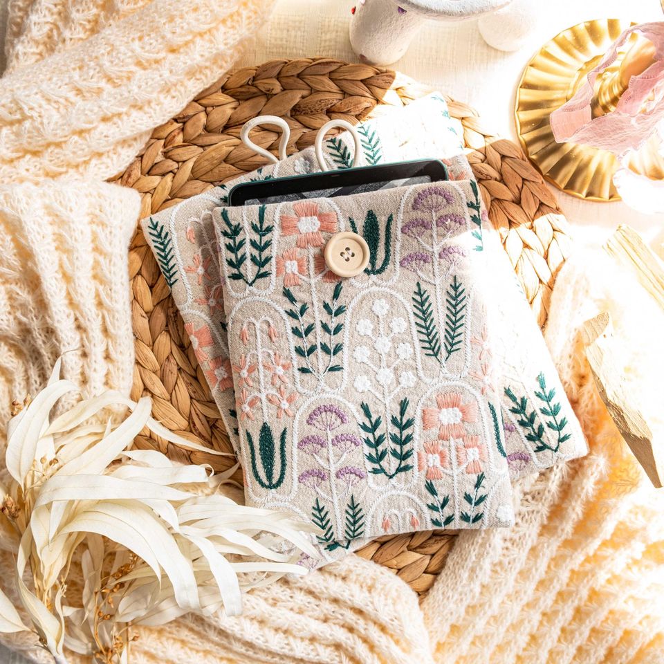 Hand embroidered Spring Flowers kindle pouch, Hand kindle sleeve, Kindle Cover, Kindle Paperwhite 6 case, Bookish Gifts, Book protector