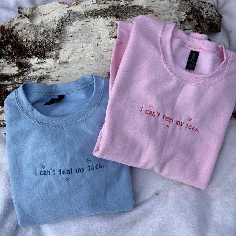 I Can’T Feel My Toes Sweatshirt – Funny Skiing Crewneck Winter Gift