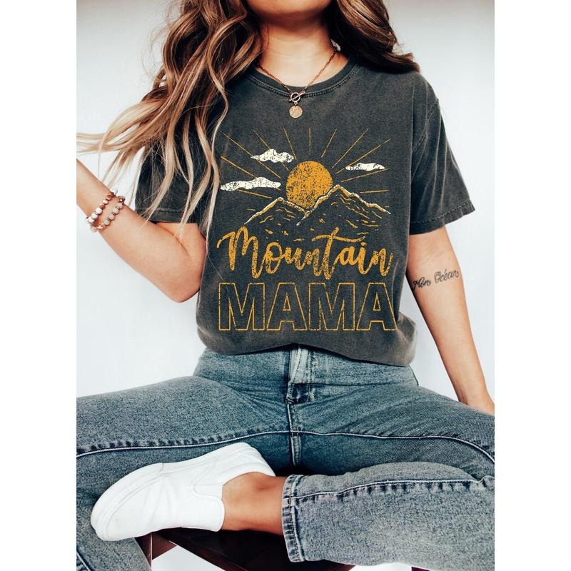 Mountain Mama Shirt Camping Cute 70s Mountain Mom Mom Hiking Shirt T-Shirts