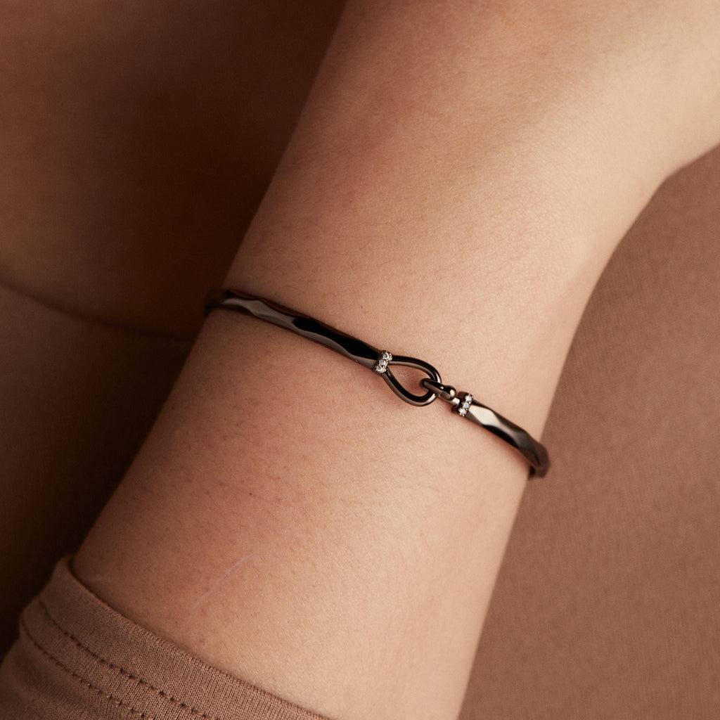 Faceted Hook Tension Bracelet T-Shirts