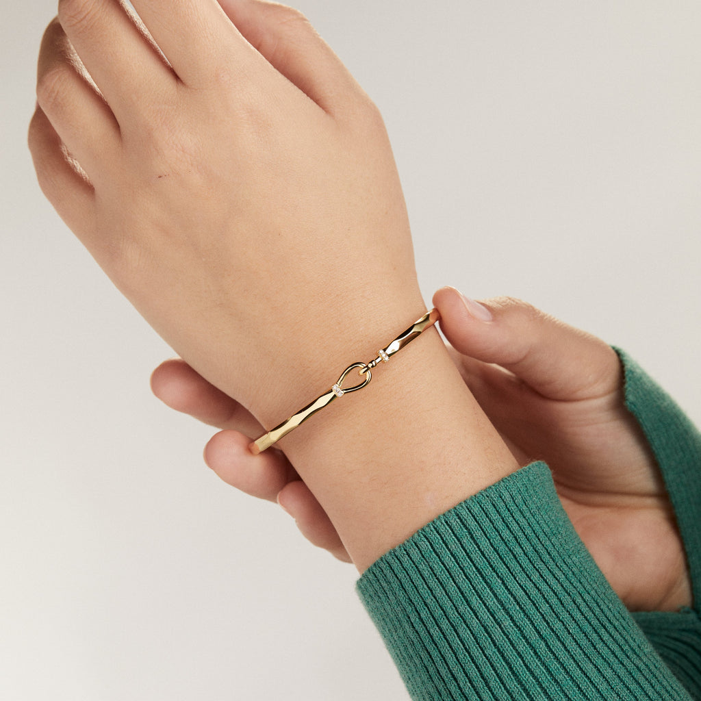 Faceted Hook Tension Bracelet T-Shirts